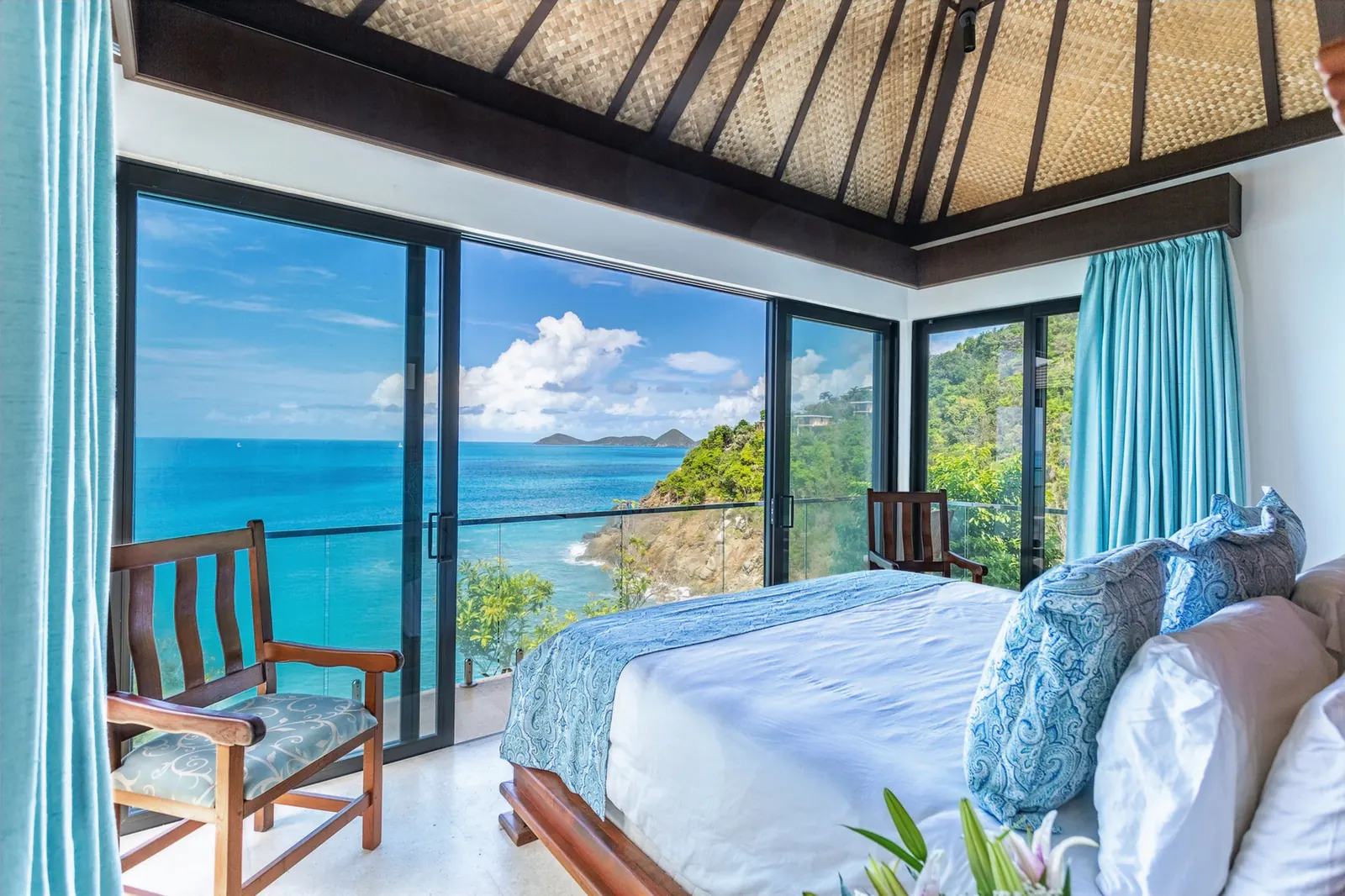 Bedroom with ocean view at Villa Maxi Cooper