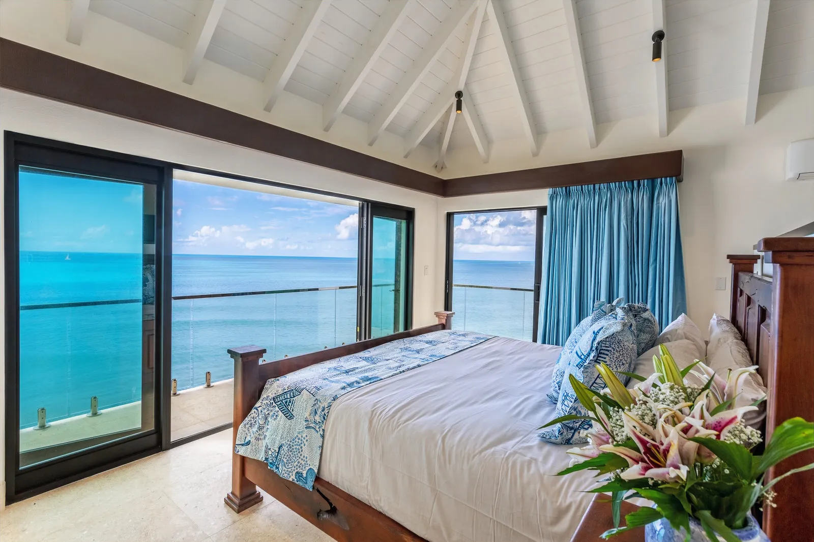 Bedroom with ocean view at Villa Mini Cooper