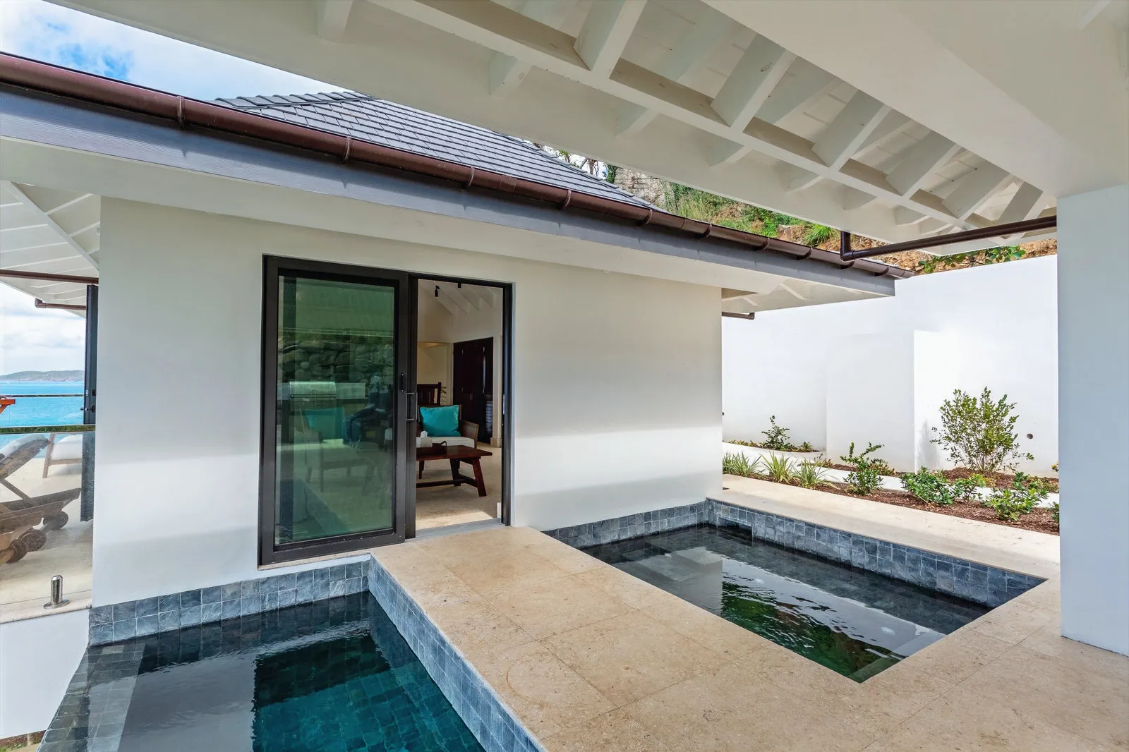 Plunge pool divided by a bridge, Villa Mini Cooper