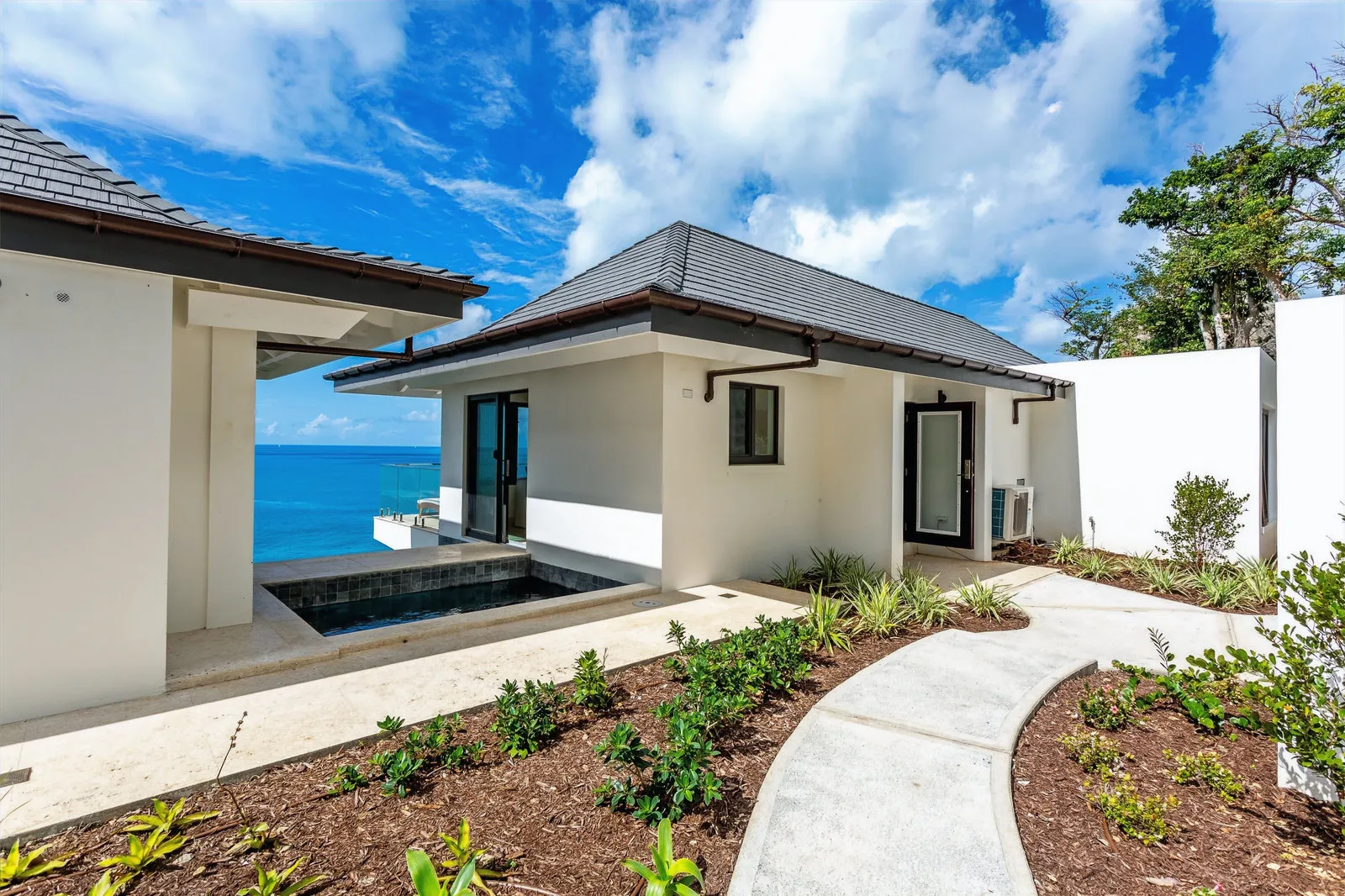 Plunge pool and garden walk, Villa Mini Cooper