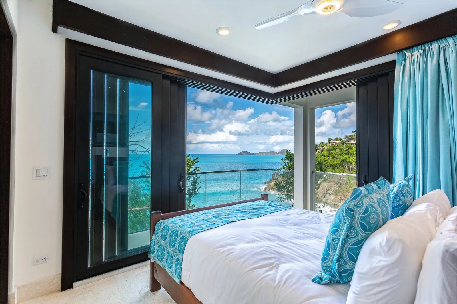 Bedroom with sea view, Villa M@M Cooper